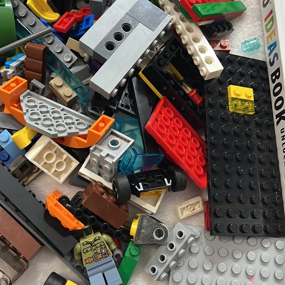 Legos with building book - Picture 6 of 11